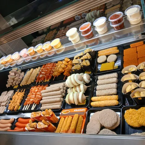 De snackvitrine bij Frituur Het Halfhuis
